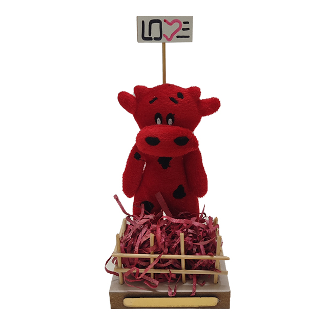 استند عروسک گاو قرمز چوبی