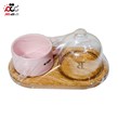 ست کاپ کیک و فنجان سرامیکی طرف کف چوبی