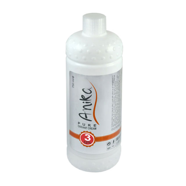 اکسیدان به عنوان تسریع کننده فعالیت شیمیایی در رنگ مو به کار میرود اکسیدان ها انواع مختلفی دارند: اکسیدان شماره 1 یا %6 یا 20 حجمی: رنگ را فقط به طور جزئی باز می‌کند و قدرت دو یا سه درجه روشن کنندگی را دارد اکسیدان شماره 2 یا %9 یا 30 حجمی قدرت بازکنندگی و روشن‌کنندگی بالا روی موهای سفید را دارد و قدرت سه تا 5 درجه روشن کنندگی را دارد اکسیدان شماره 3 یا %12 یا 40 حجمی که فقط برای دکلره استفاده می شود و قدرت روشن‌کنندگی بالا با کمترین میزان رنگ را دارد اکسیدان آنیکا دارای پروتئین برنج و نرم کننده بوده و از حساسیت و خشکی و شکنندگی مو جلوگیری میکند و باعث تقویت نرمی و لطافت موها شده و زیبایی را به موها و چهره ی شما هدیه میدهد نحوه استفاده: معمولا نسبت استفاده رنگ و اکسیدان (1+1) است بعد از مخلوط کردن رنگ و اکسیدان به روش زیر عمل نمایید: رنگ کردن موها برای اولین بار: مخلوط آماده شده را از پشت سر و به فاصله 3 سانتی متری مانده به انتهای موها شروع وبه طرف نوک موها بمالید وپس از 10 الی 15 دقیقه مقدار دیگری از مخلوط تهیه شده را به ریشه مو بزنید واجازه دهید 20الی 30دقیقه دیگر روی موها بماند رنگ کردن موهای تازه رشد کرده: مخلوط را به روش فوق تهیه کنید و ابتدا روی ریشه های موبکارببرید و پس از 20 الی 30 دقیقه موها را با آب گرم مرطوب کنید و بعد با شانه ، رنگ را به تمام قسمت های مو به طور یکنواخت بمالید و بگذارید رنگ 5 الی 10 دقیقه دیگر روی مو بماند. تاثیر استفاده: اکسیدان آنیکا با وجود پروتئین نرم کننده و باعث تقویت و نرمی موها شده و از خشکی شکنندگی و حساسیت جلوگیری کرده و موهایی زیبا ودر عین حال چهره ای جذاب را برای شما به ارمغان می‌آورد.